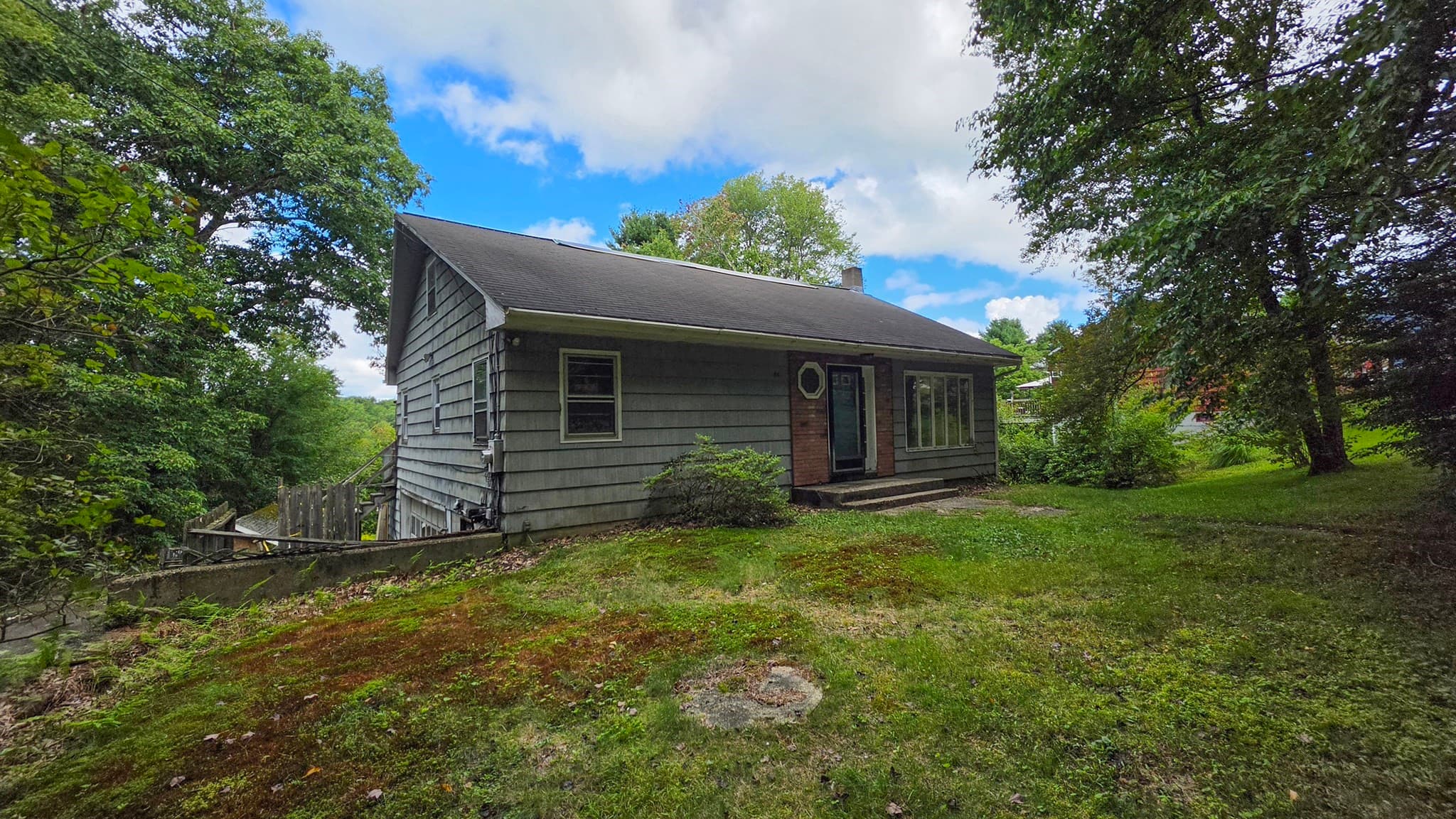 84 Stafford Holland Rd, Wales MA 01081