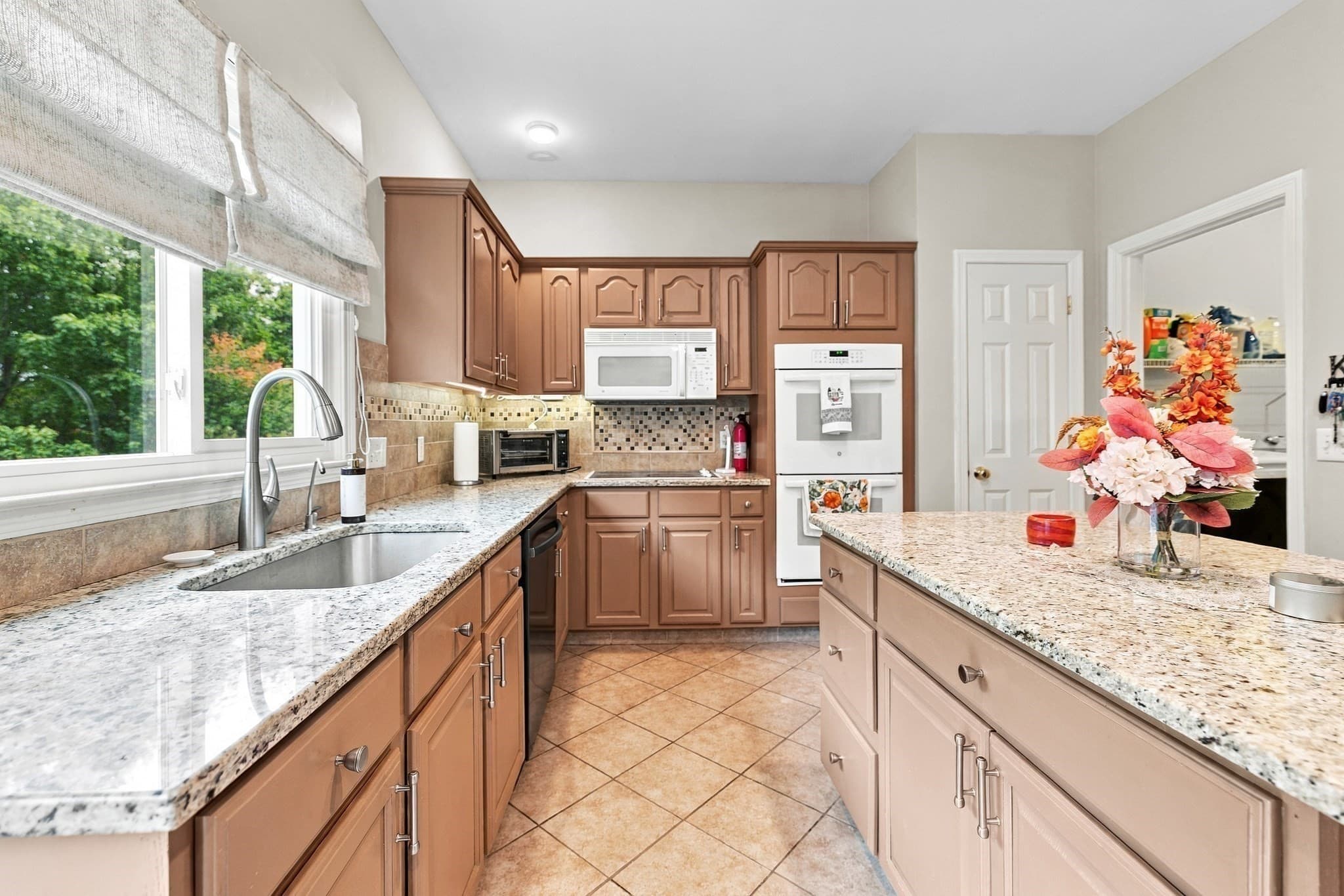 Single Family Residence at 12 Lancelot Road, Shrewsbury MA 01545, Shrewsbury, photo 6 of 39