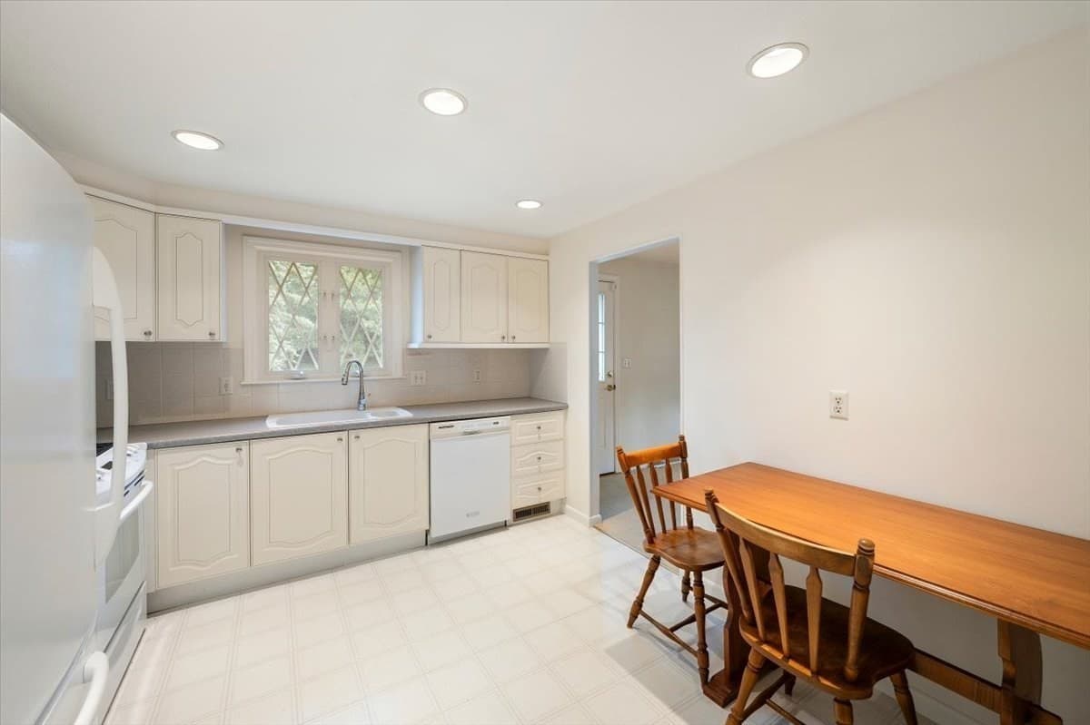 Single Family Residence at 54 Apple D'or Road, Framingham MA 01701, Framingham, photo 9 of 31
