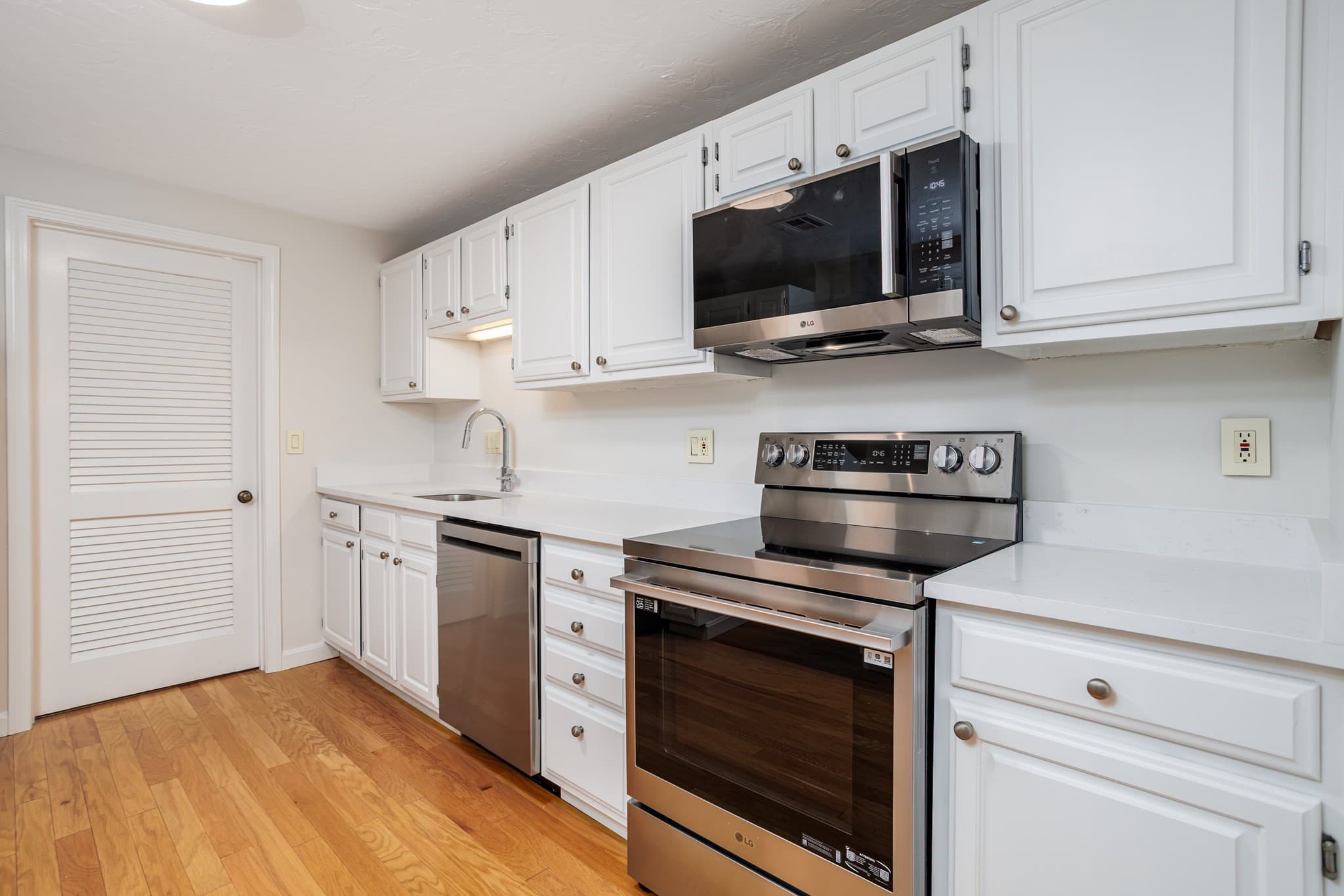 Condominium at 303 Ridgefield Circle # 303D, Clinton MA 01510, Clinton, photo 12 of 37