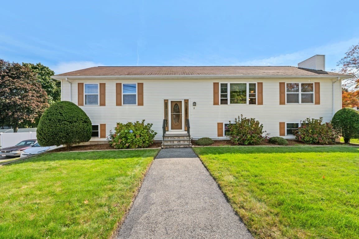 3 Gatta Cir, Woburn MA 01801