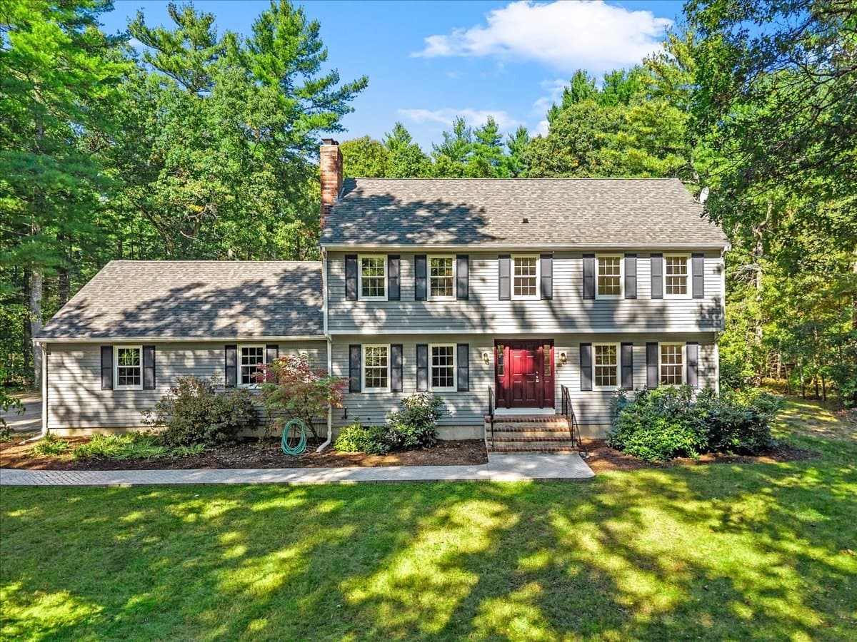 6 Holloway Brook Rd, Lakeville MA 02347