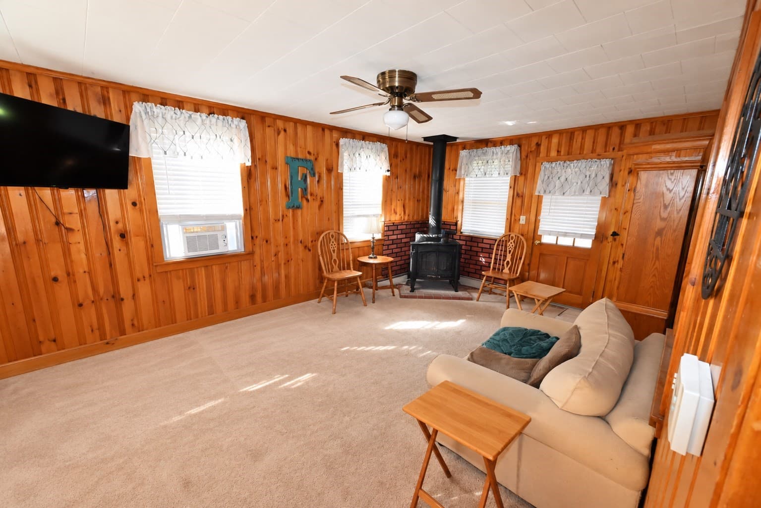 Single Family Residence at 46 Litchfield Ave, Dracut MA 01826, Dracut, photo 5 of 13