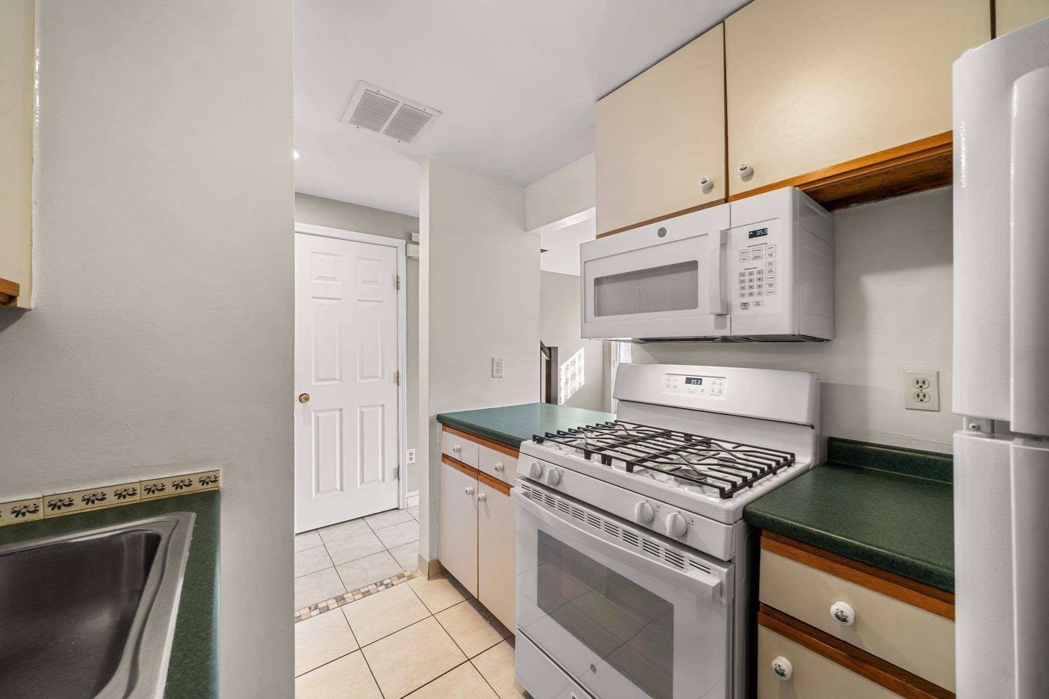 Condominium at 52 Warren St # 8, Peabody MA 01960, Peabody, photo 7 of 18
