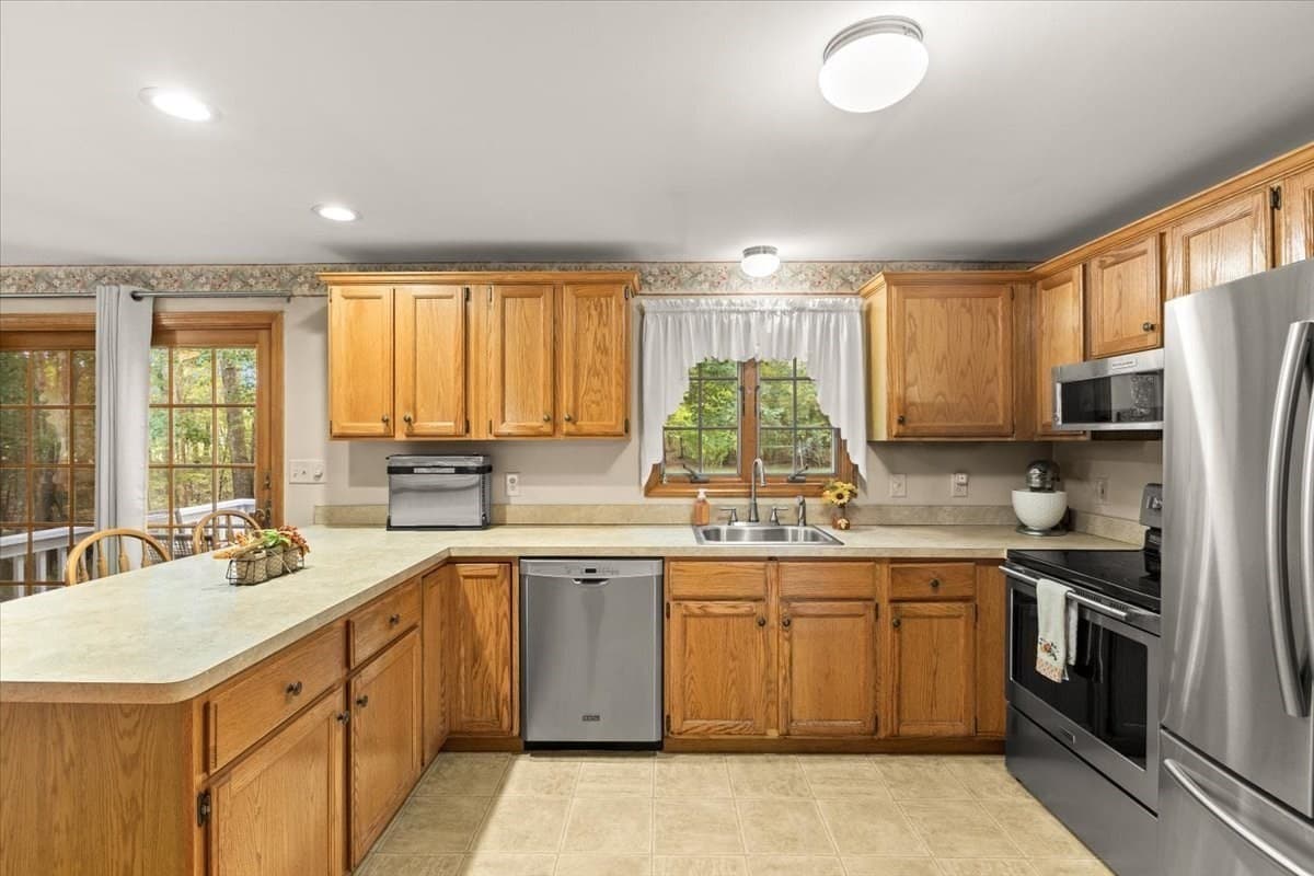 Single Family Residence at 8 George Littlefield Circle, Middleboro MA 02346, Middleboro, photo 13 of 35