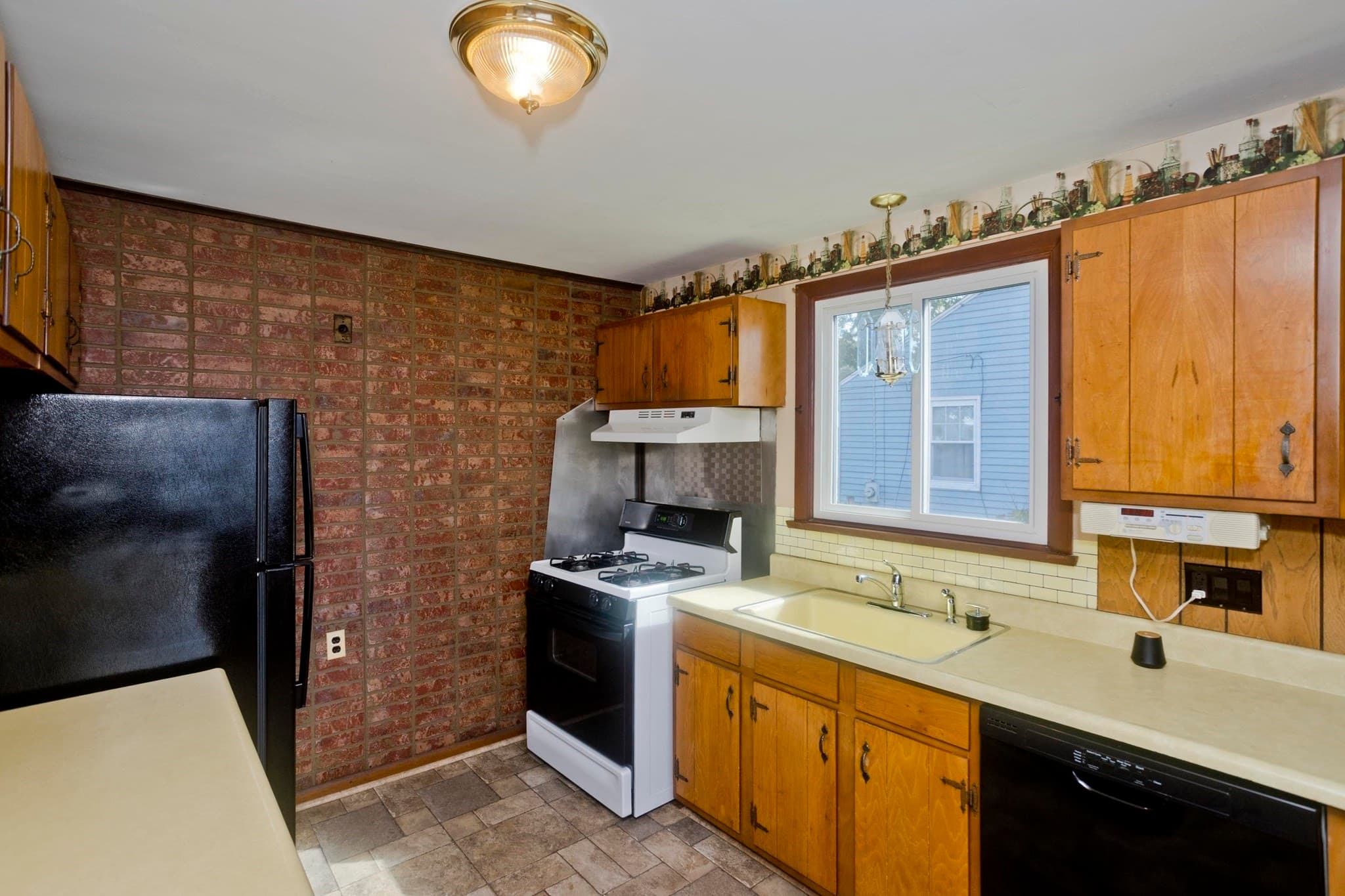 Single Family Residence at 29 Marguerite St, Chicopee MA 01020, Chicopee, photo 3 of 26
