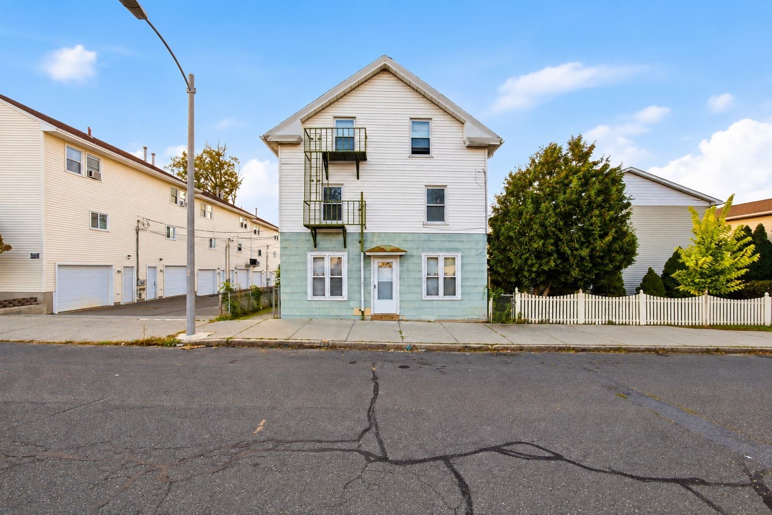 77 Walnut St, Holyoke MA 01040