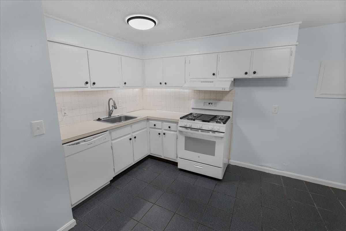 Condominium at 635 W Lowell Ave # 2, Haverhill MA 01832, Haverhill, photo 7 of 10