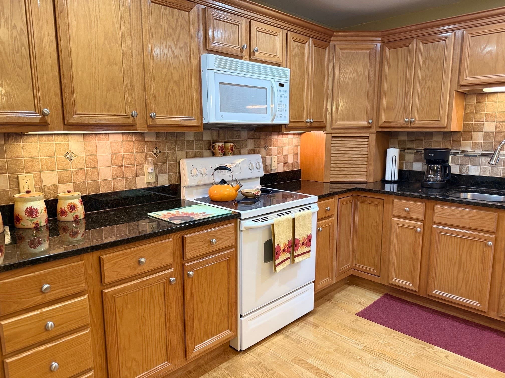 Condominium at 7 Crescent Gate # 313, Sturbridge MA 01518, Sturbridge, photo 6 of 39
