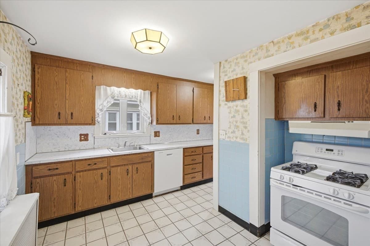 Single Family Residence at 41 Eustis St, Quincy MA 02170, Quincy, photo 10 of 41