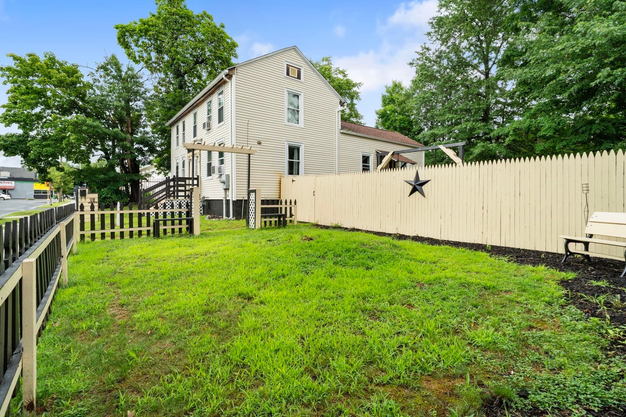 Single Family Residence at 19 Suffolk St, Springfield MA 01109, Springfield, photo 6 of 35