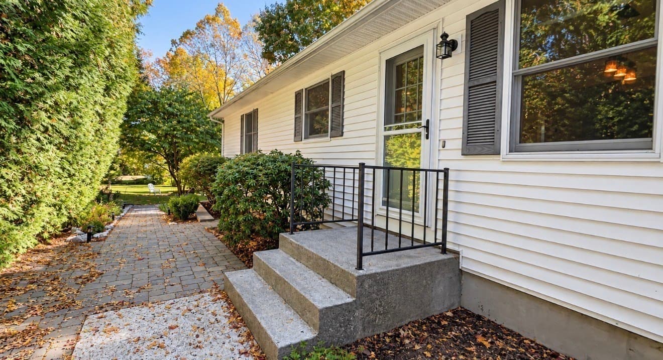 Single Family Residence at 2 Grandview Ln, Easthampton MA 01027, Easthampton, photo 2 of 40