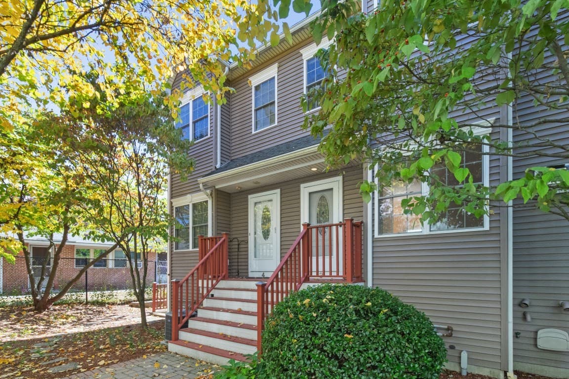 Condominium at 25 Hastings Ave # 3, Waltham MA 02453, Waltham, photo 2 of 32
