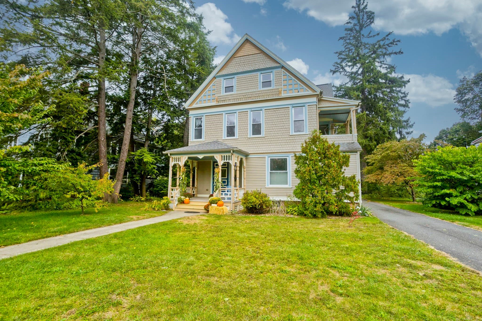 Single Family Residence at 40 Fairfield Ave, Holyoke MA 01040, Holyoke, photo 2 of 42