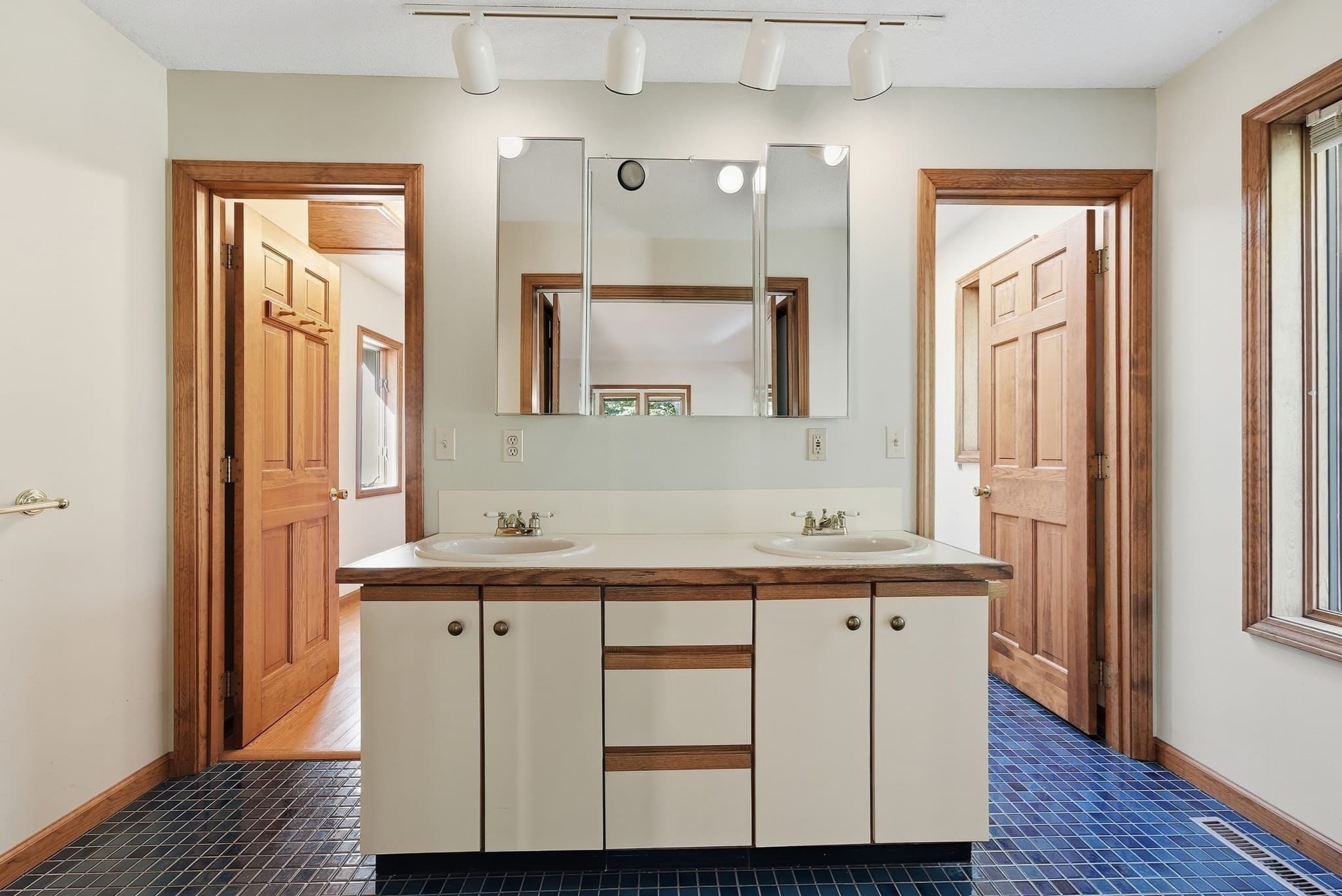 Single Family Residence at 127 Pleasant St, Southampton MA 01073, Southampton, photo 18 of 40