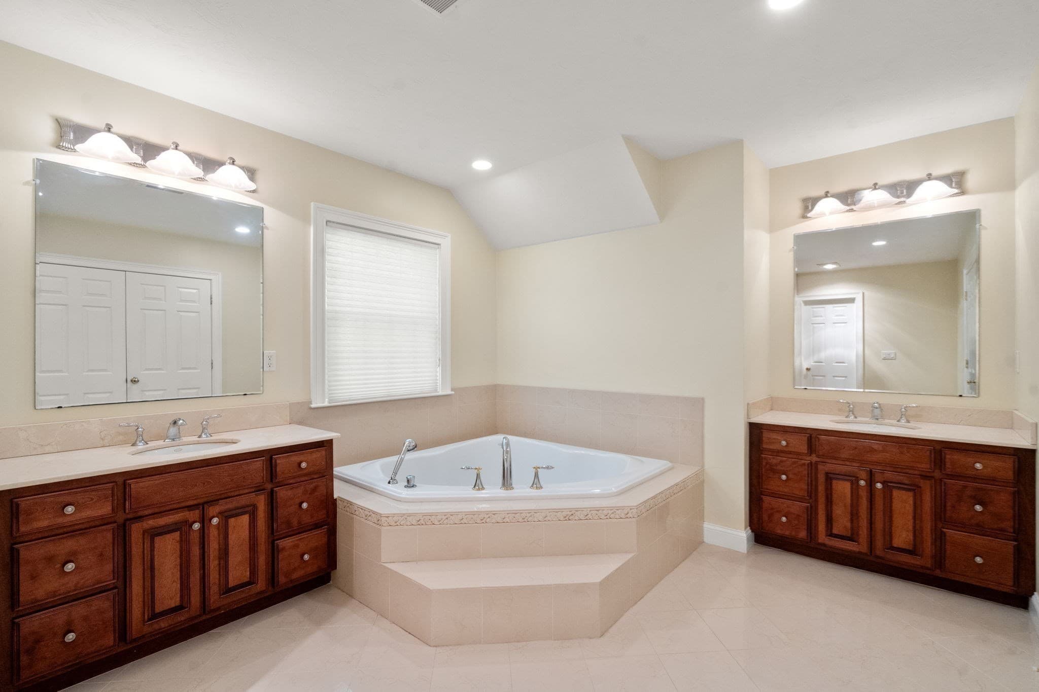 Single Family Residence at 7 Turtle Creek Circle, Shrewsbury MA 01545, Shrewsbury, photo 23 of 41