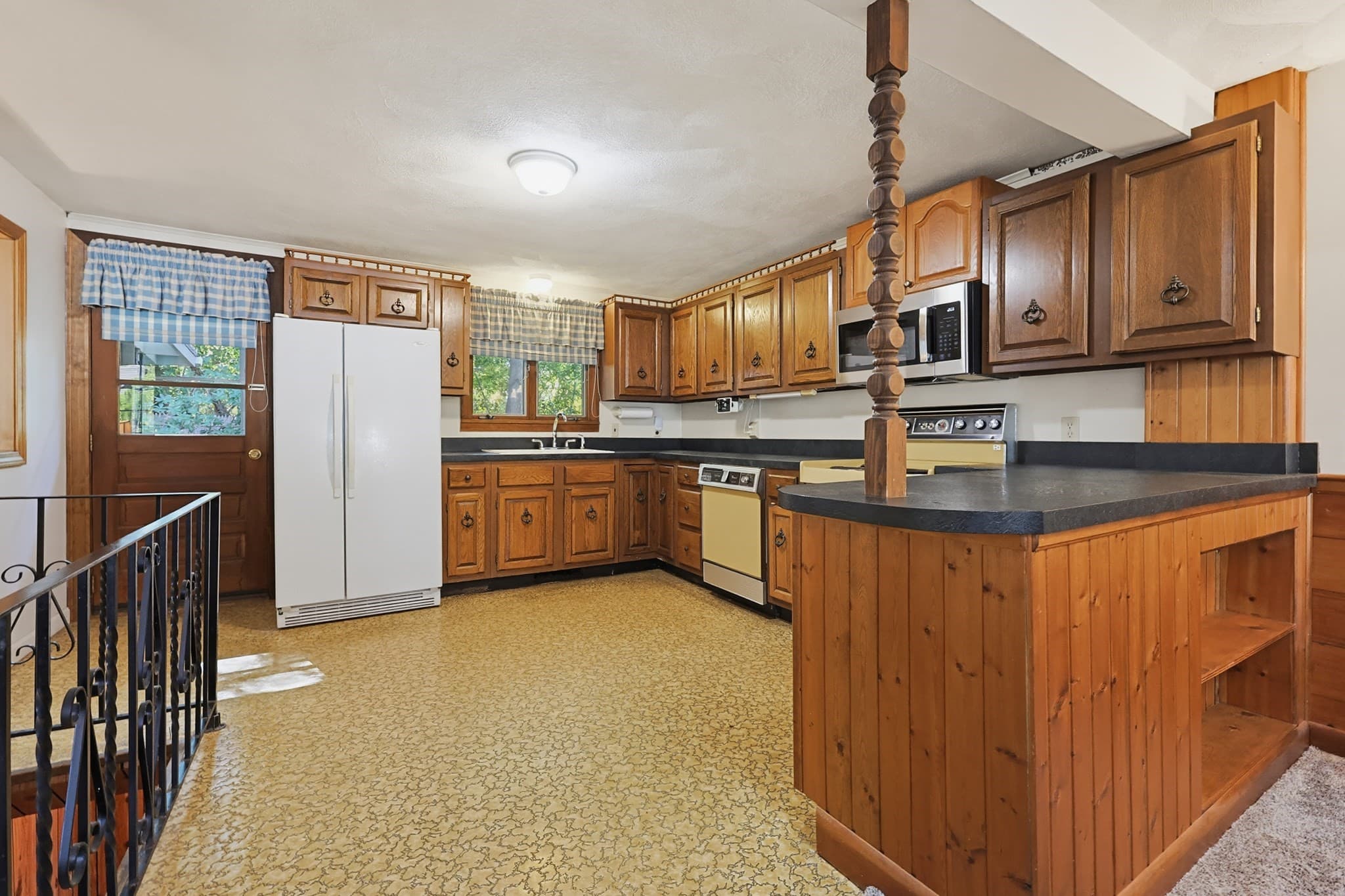 Single Family Residence at 121 Park Circle, Attleboro MA 02703, Attleboro, photo 5 of 34