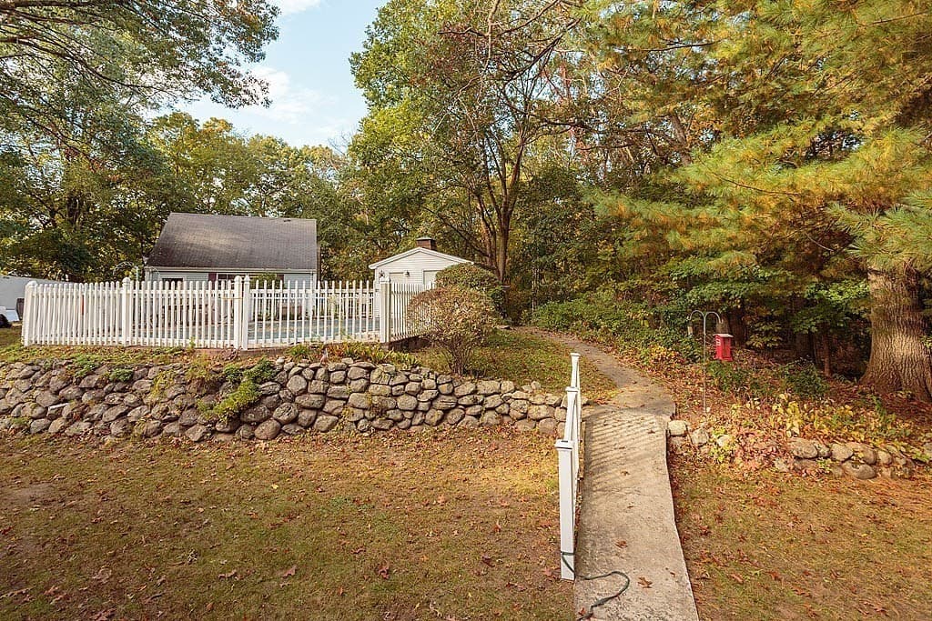 Residential at 375 Old Russell Street, Woburn MA 01801, Woburn, photo 6 of 8