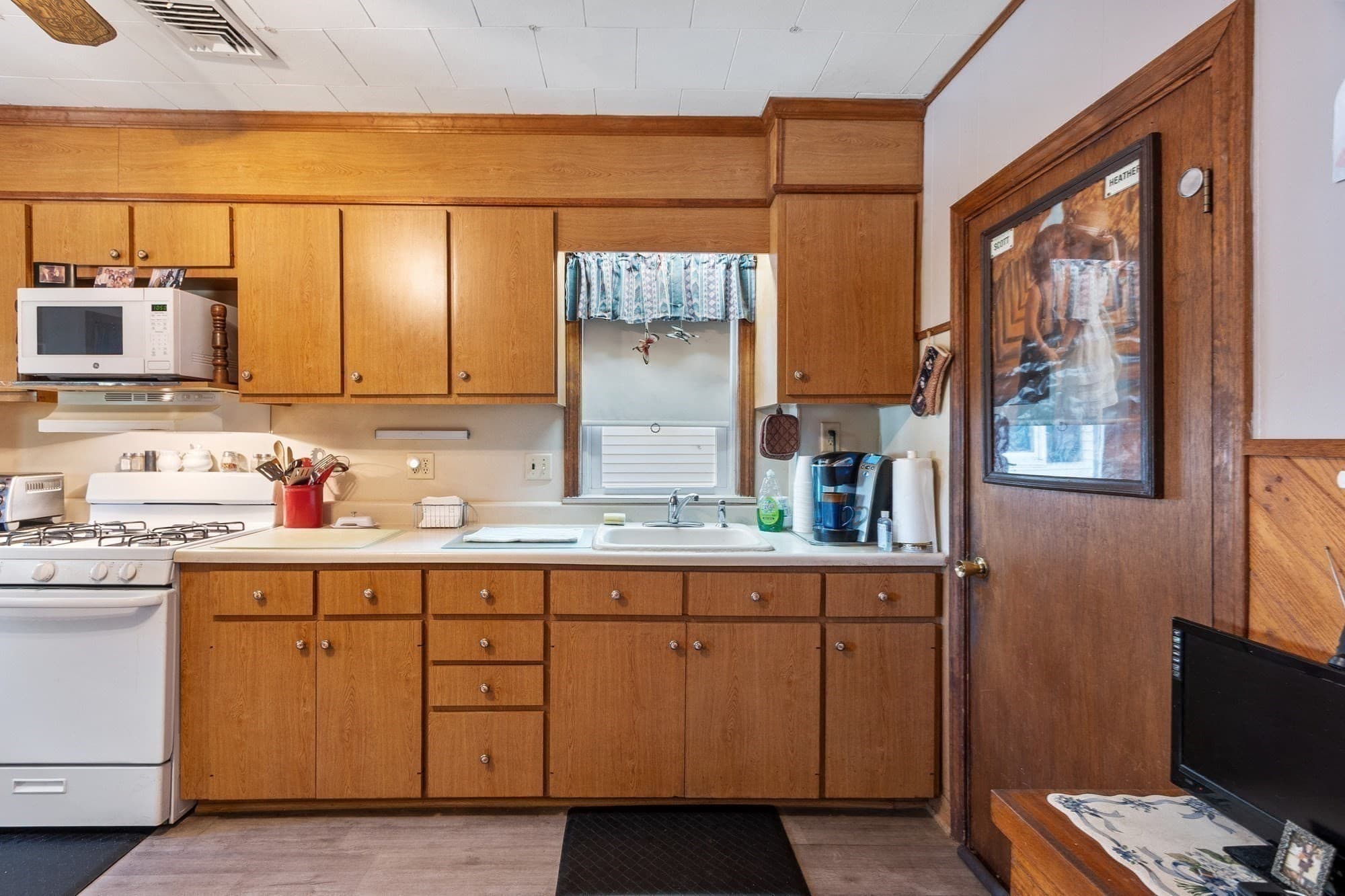 Single Family Residence at 25 Herbert St, Everett MA 02149, Everett, photo 10 of 26
