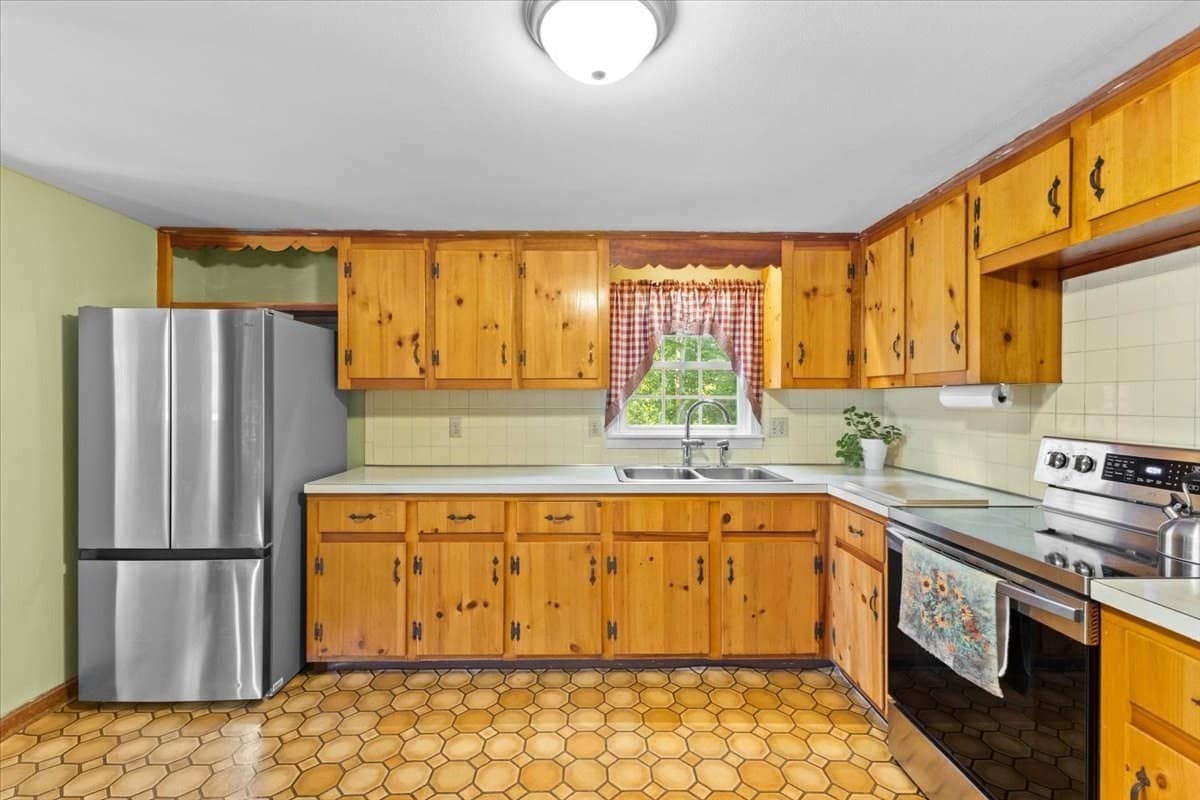 Single Family Residence at 286 Pembroke St, Kingston MA 02364, photo 13 of 42