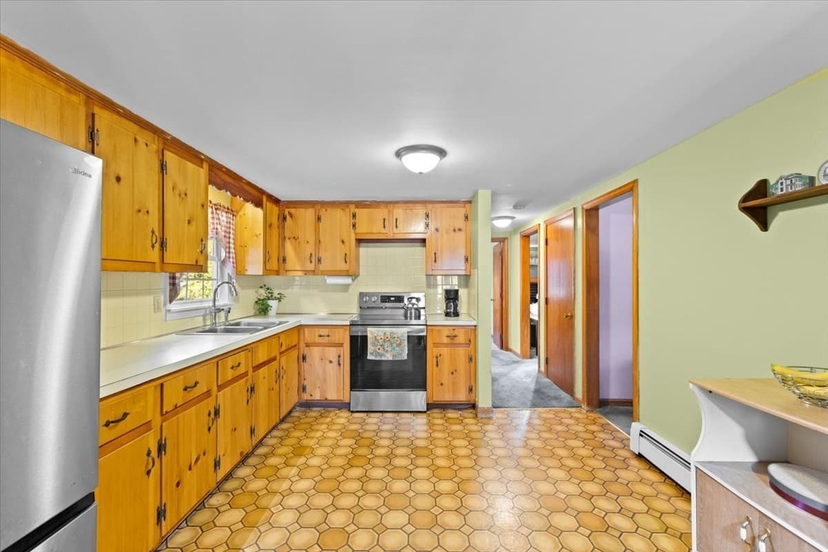 Single Family Residence at 286 Pembroke St, Kingston MA 02364, Kingston, photo 10 of 42