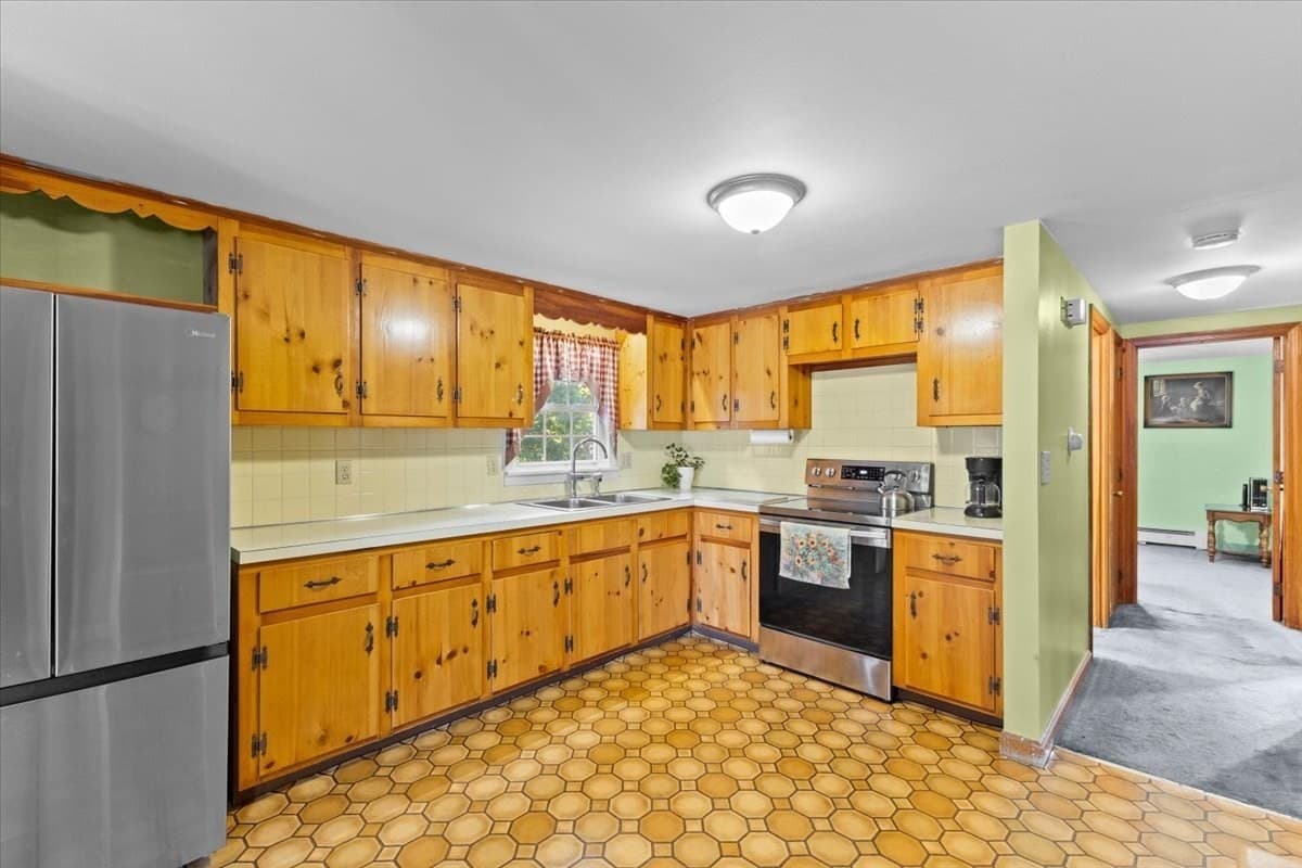 Single Family Residence at 286 Pembroke St, Kingston MA 02364, Kingston, photo 11 of 42