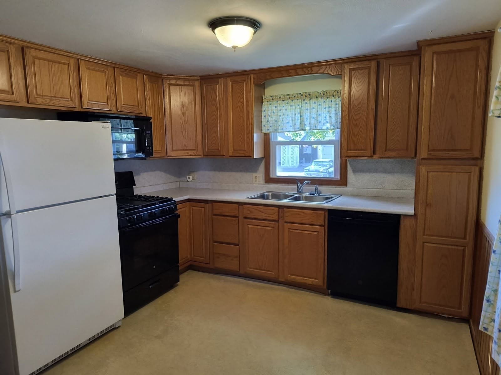 Single Family Residence at 81 Beveridge Blvd, Westfield MA 01085, Westfield, photo 3 of 30