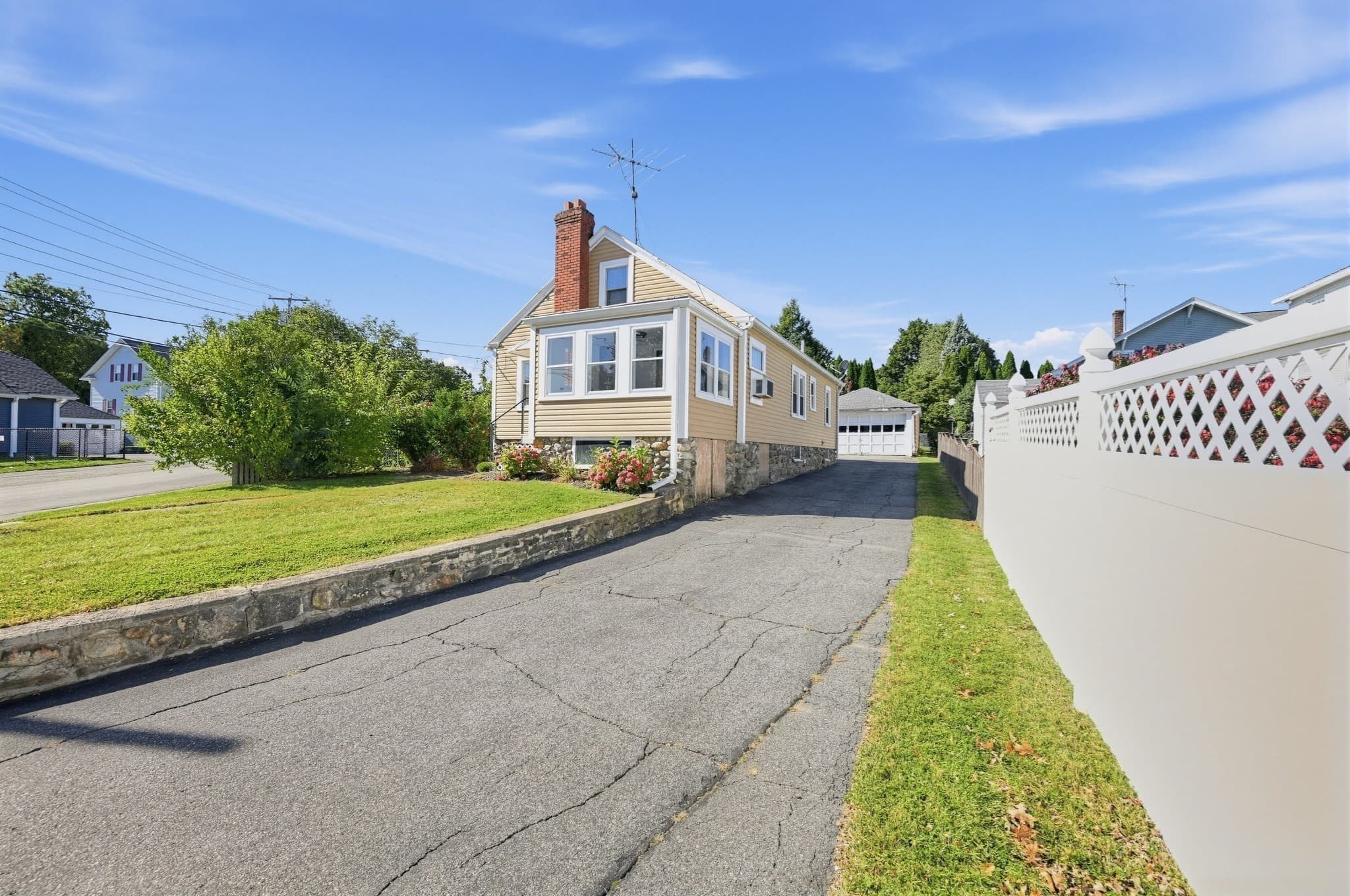 Single Family Residence at 85 Quinapoxet Ln, Worcester MA 01606, Worcester, photo 3 of 26