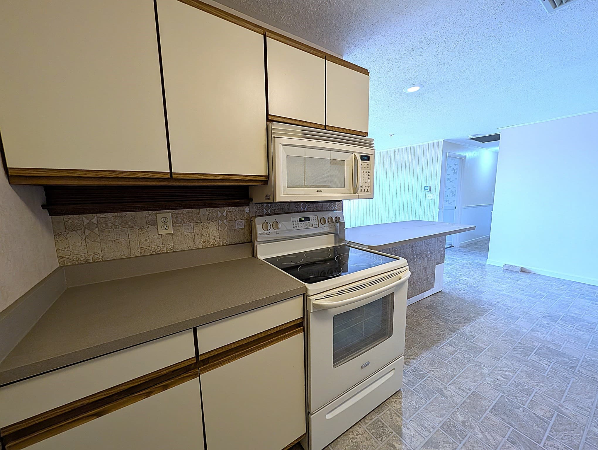 Condominium at 36 Dunham Rd # 402, Beverly MA 01915, Beverly, photo 12 of 42