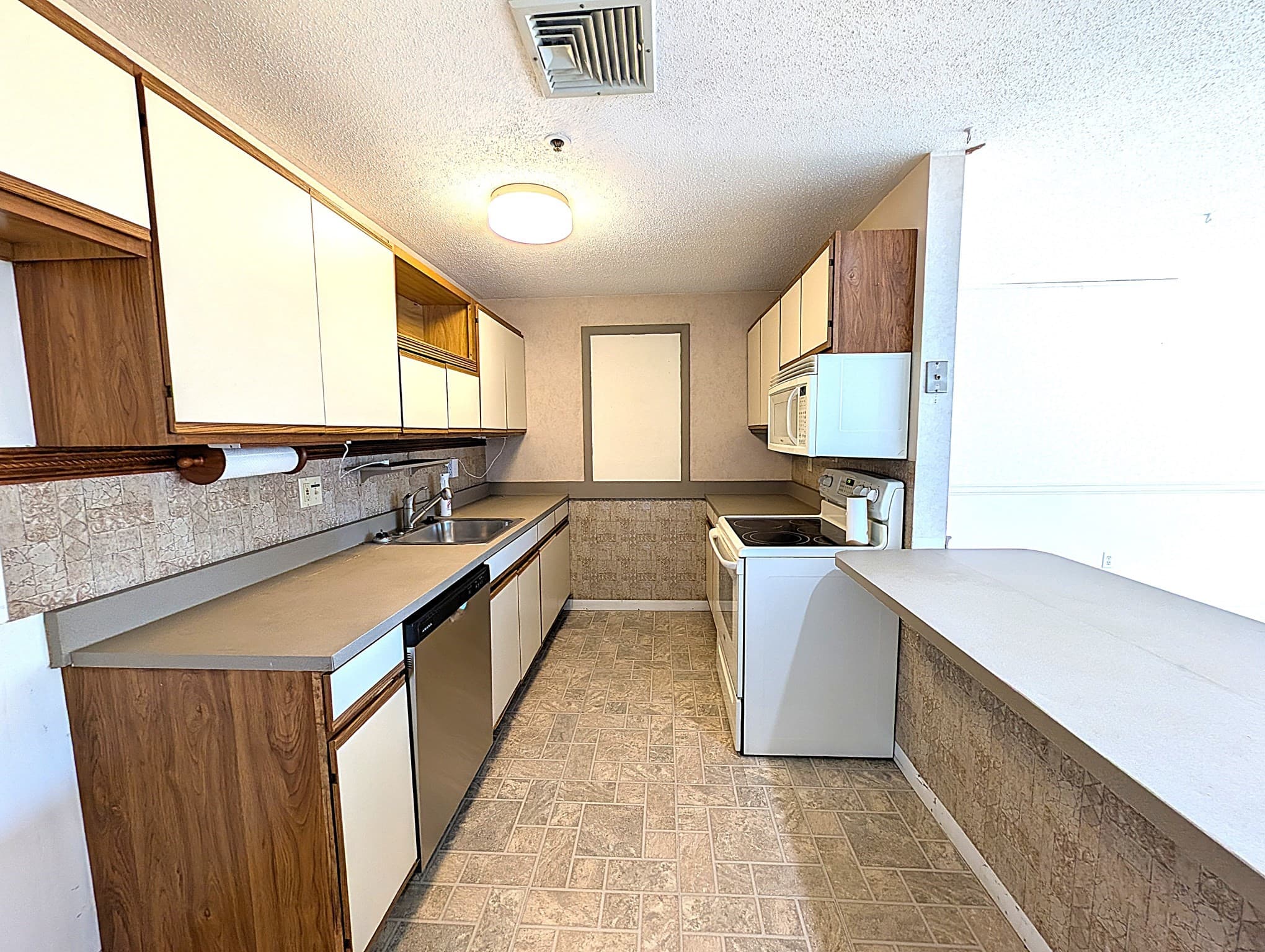 Condominium at 36 Dunham Rd # 402, Beverly MA 01915, Beverly, photo 7 of 42