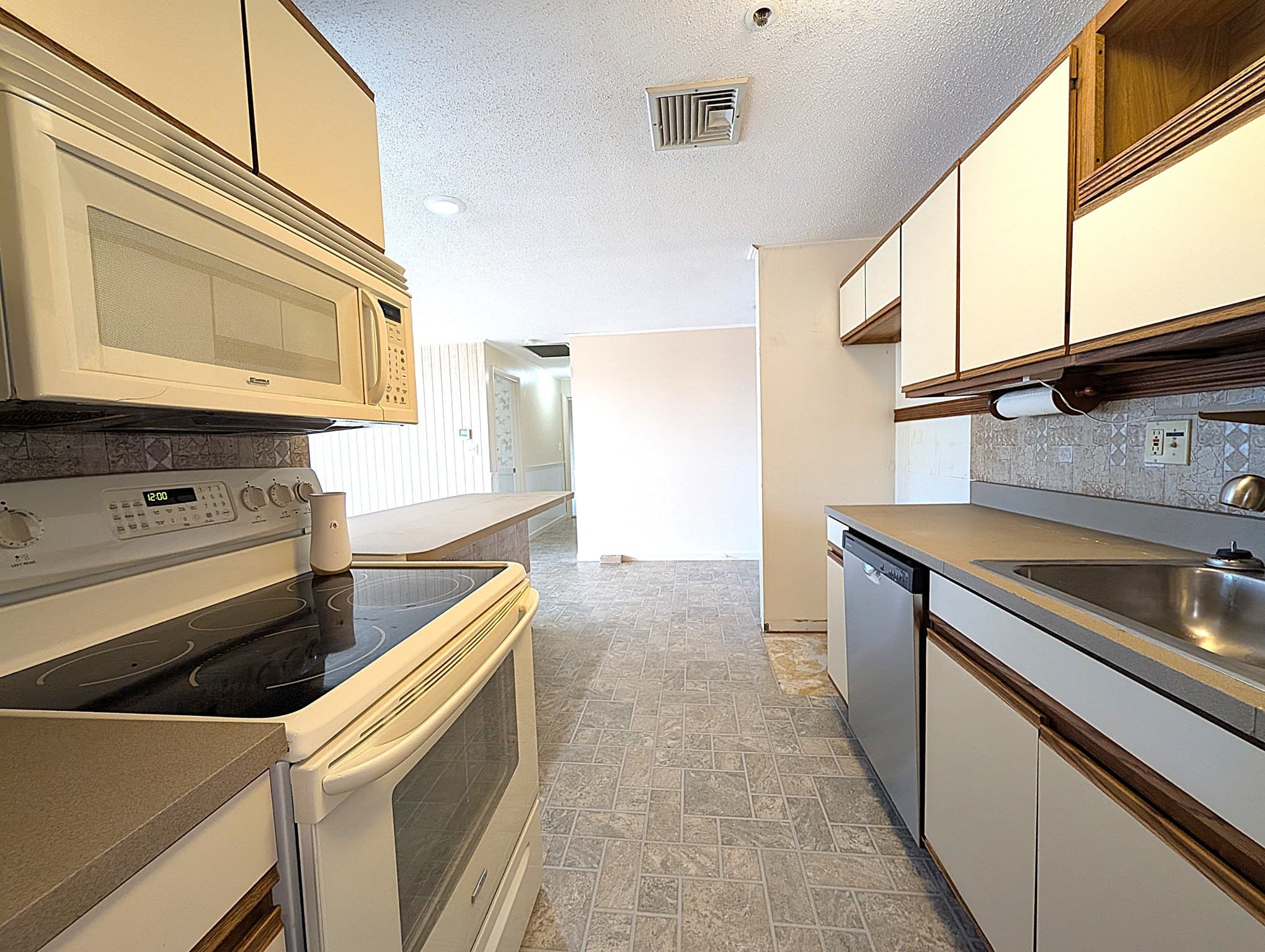 Condominium at 36 Dunham Rd # 402, Beverly MA 01915, Beverly, photo 14 of 42
