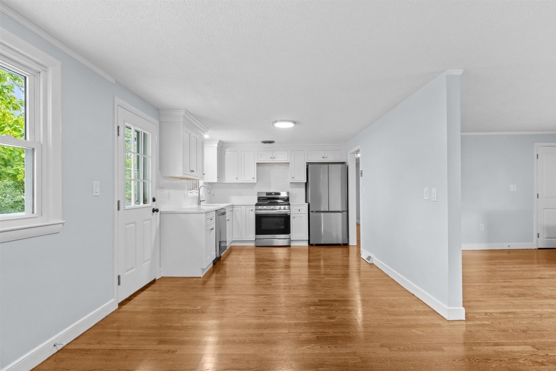 Single Family Residence at 100 Middle St, Woburn MA 01801, Woburn, photo 4 of 22