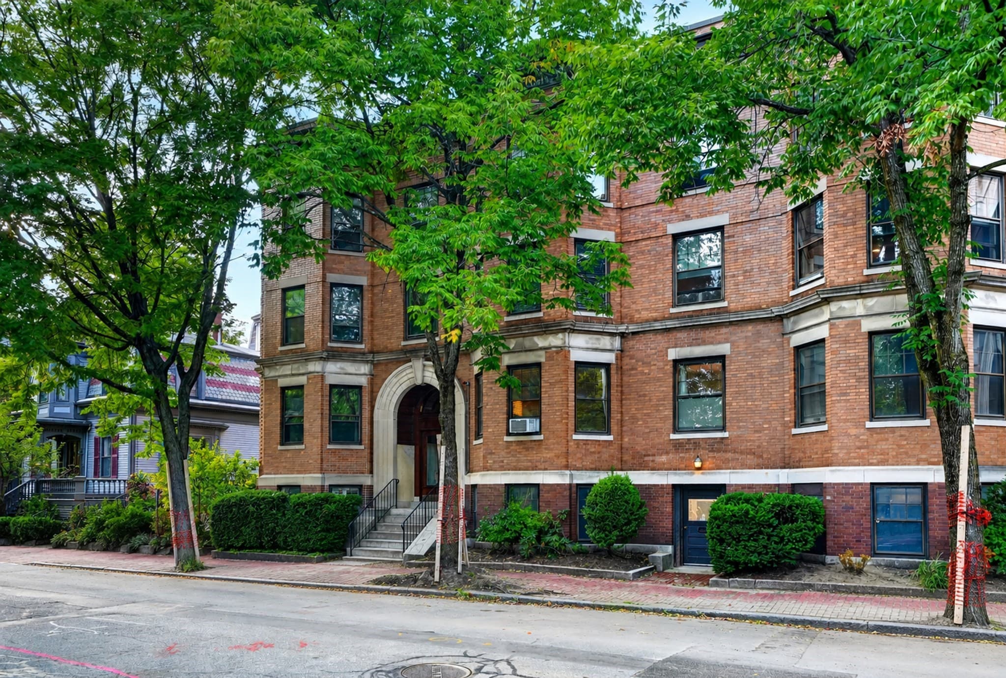 Condominium at 31 Linnaean St # 2, Cambridge MA 02138, Cambridge, photo 6 of 37