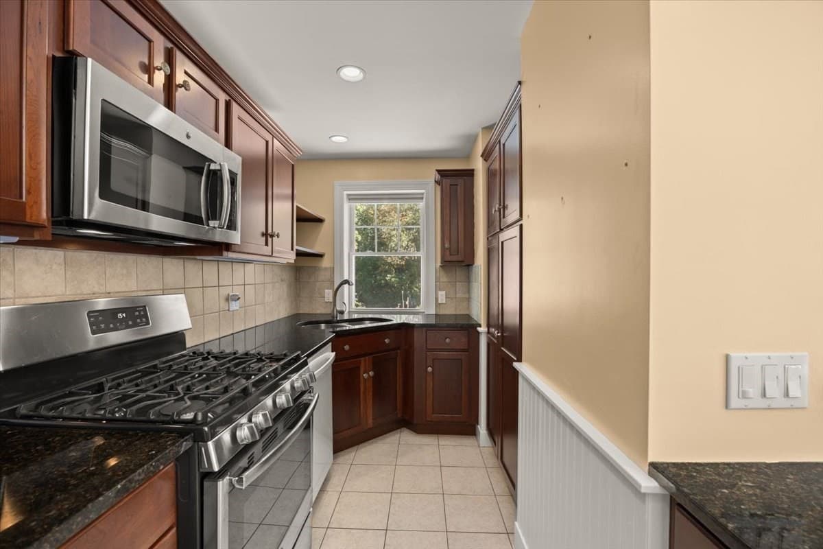 2 Family - 2 Units Up/Down at 98 E Water St, Taunton MA 02780, Taunton, photo 5 of 38