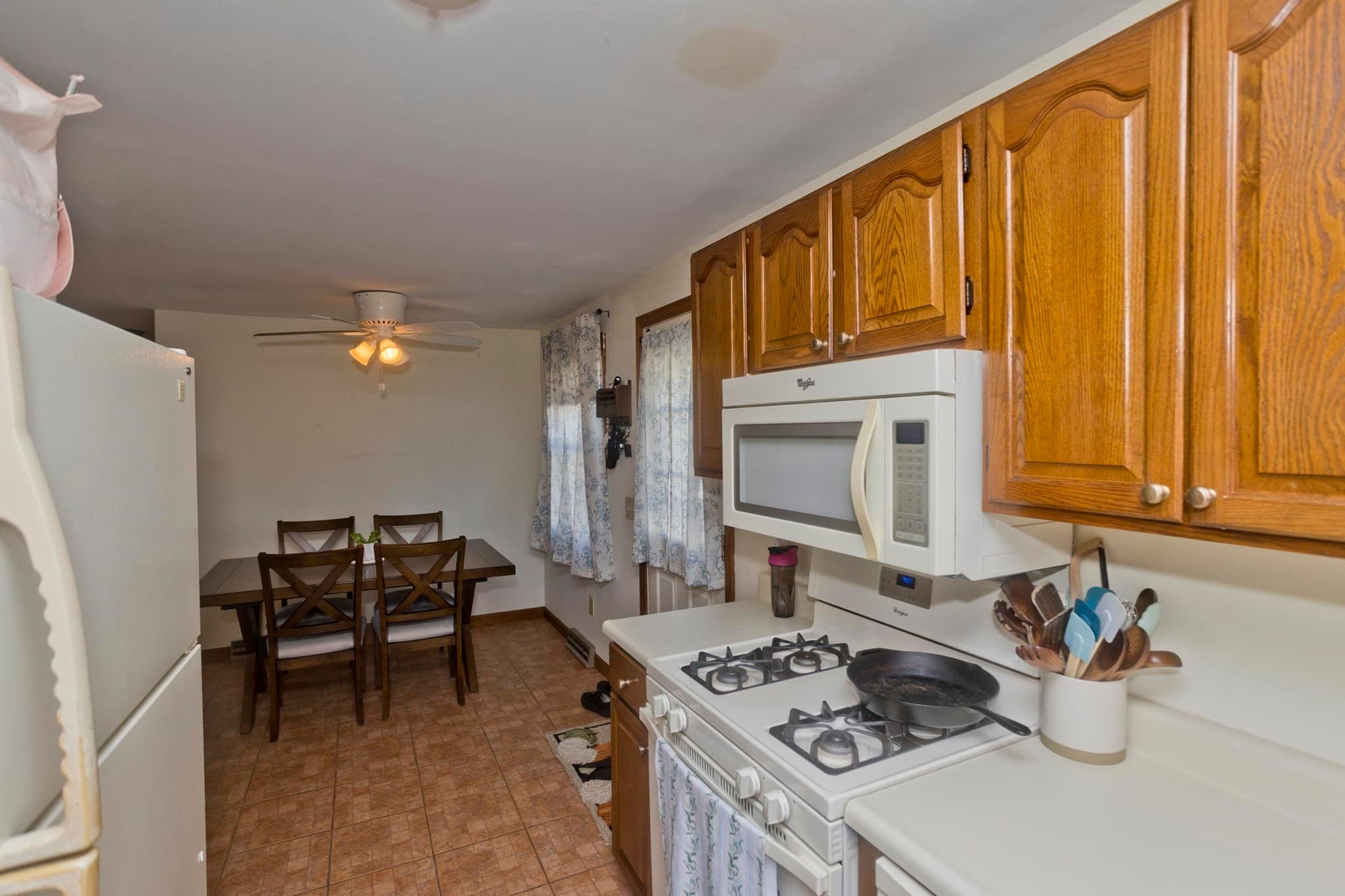 Single Family Residence at 20 Meadow Ave, Agawam MA 01001, Agawam, photo 4 of 20