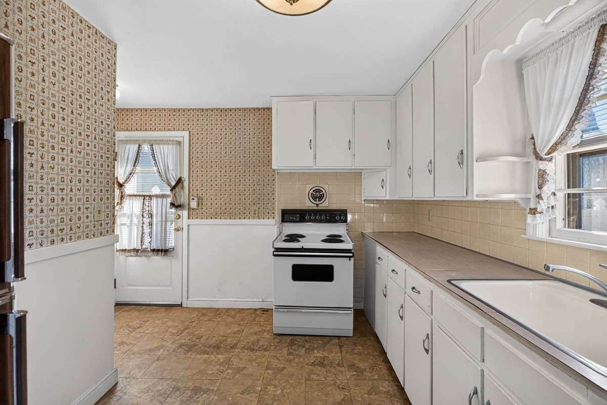 Single Family Residence at 172 Harwich Rd, West Springfield MA 01089, West Springfield, photo 12 of 42