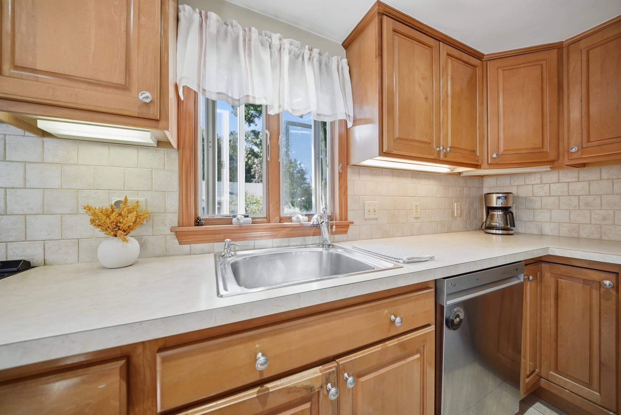 Single Family Residence at 10 Summit Ter, Peabody MA 01960, Peabody, photo 7 of 42