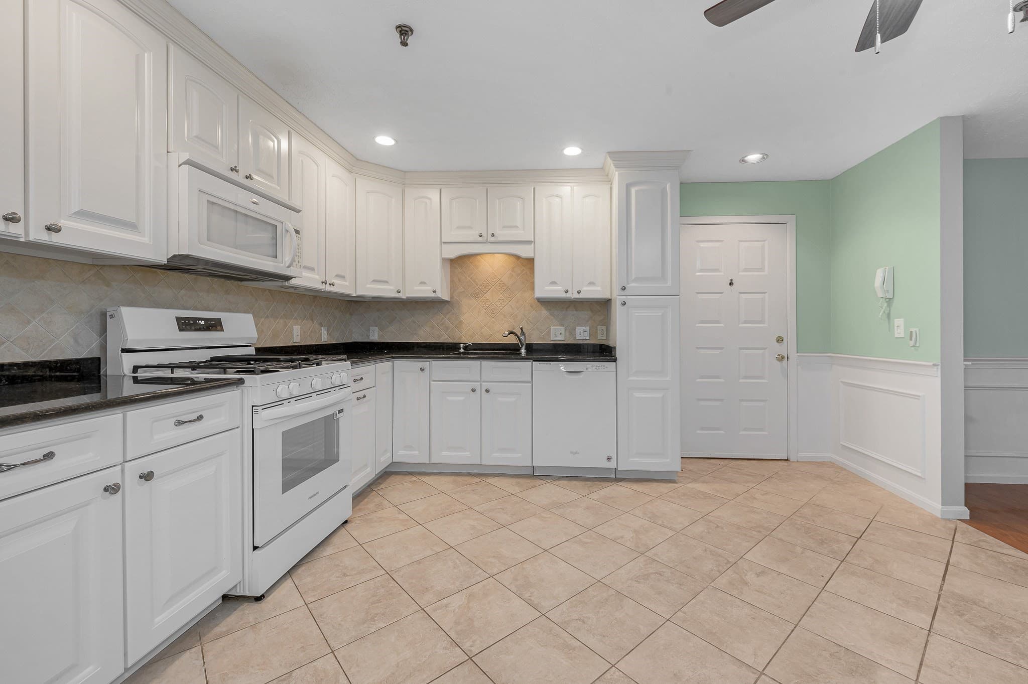 Condominium at 21 Dallas Dr # 202, Dracut MA 01826, Dracut, photo 5 of 29