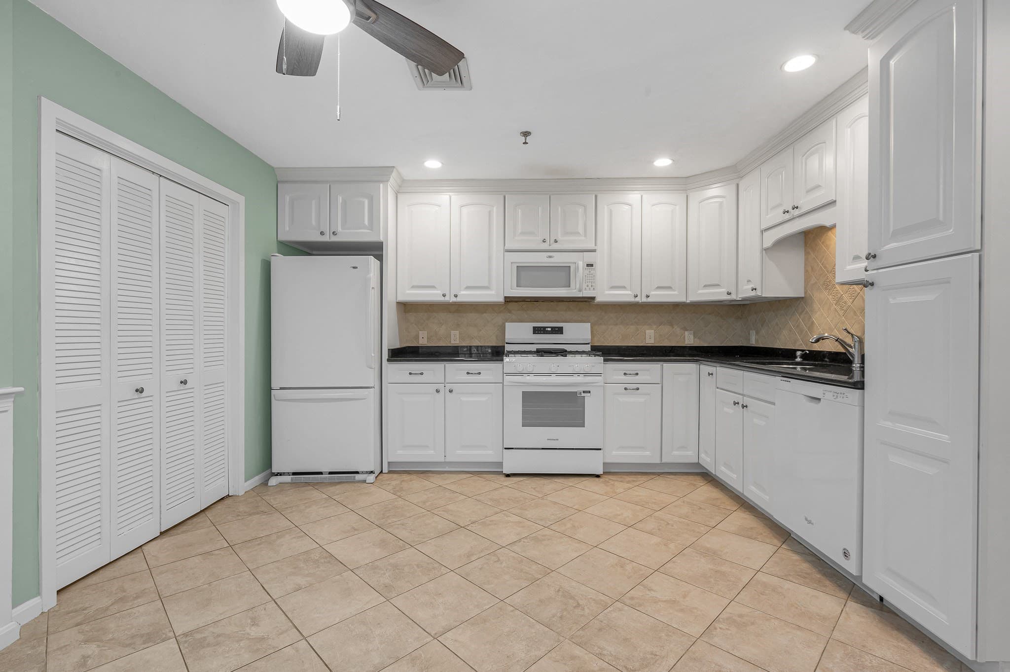 Condominium at 21 Dallas Dr # 202, Dracut MA 01826, Dracut, photo 4 of 29