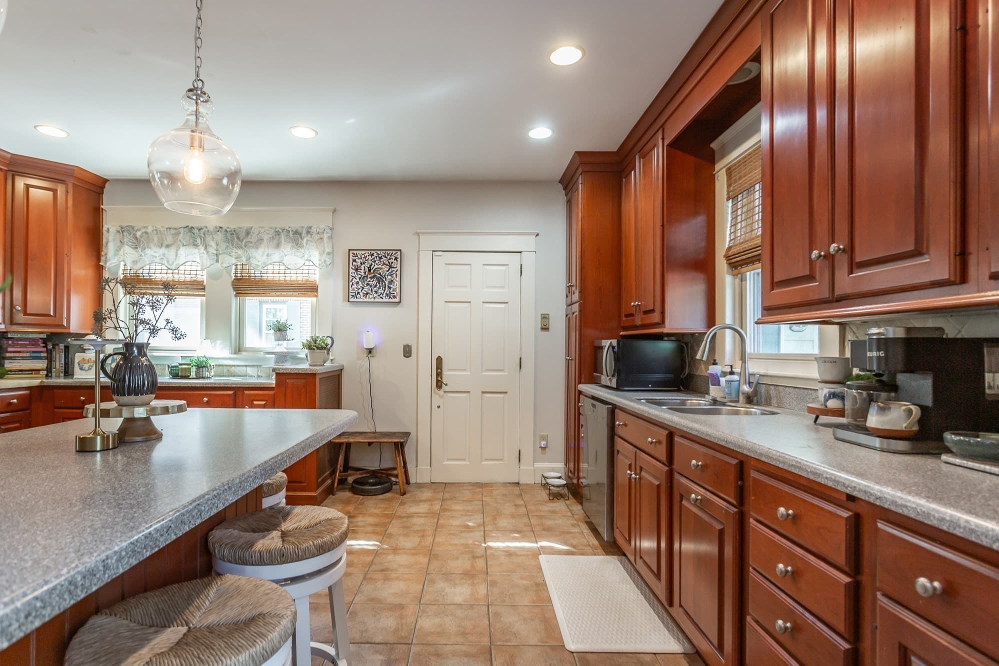 Single Family Residence at 195 Bedford Street, New Bedford MA 02740, New Bedford, photo 8 of 36