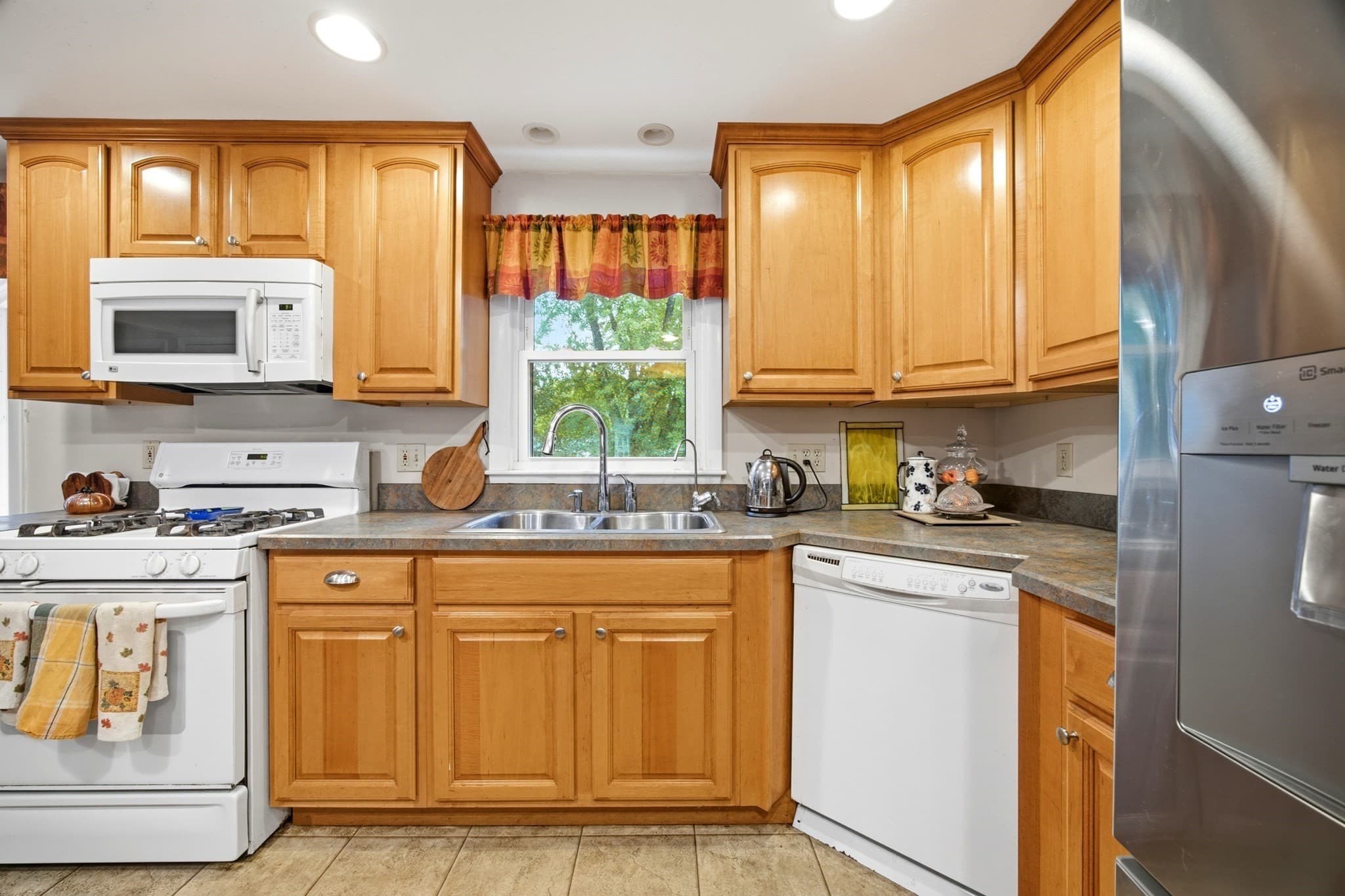 Single Family Residence at 85 Peros Dr, Agawam MA 01001, Agawam, photo 5 of 21