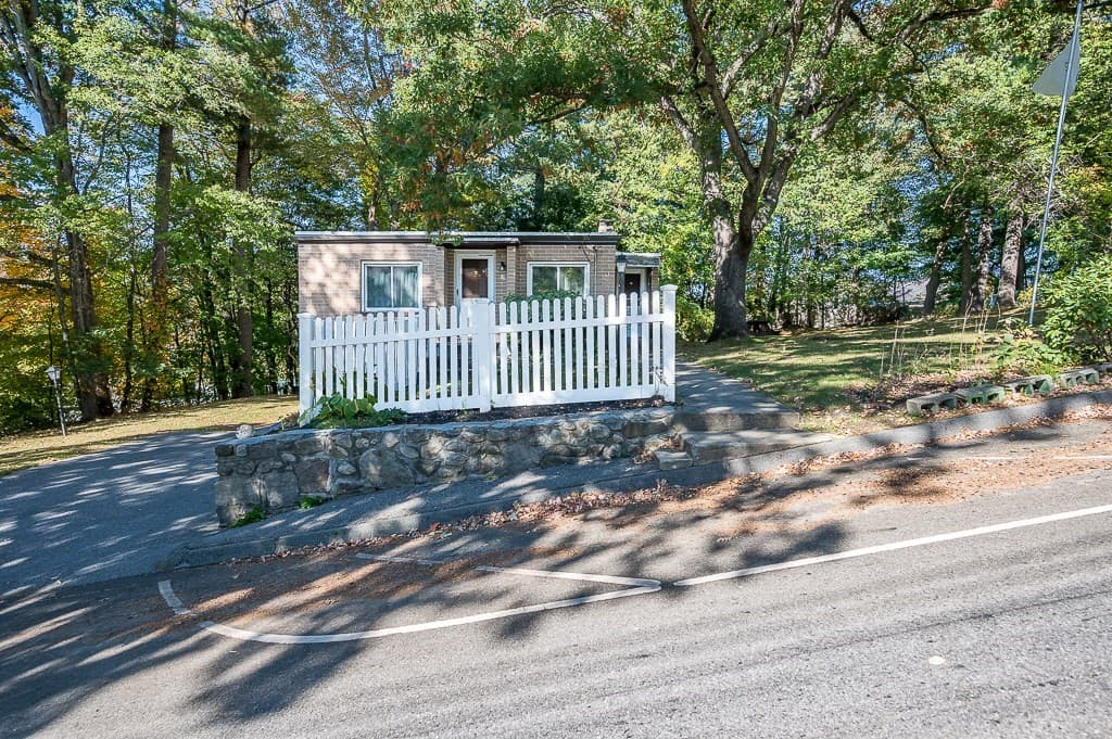 Single Family Residence at 32 Tyson Rd, Worcester MA 01606, Worcester, photo 2 of 30