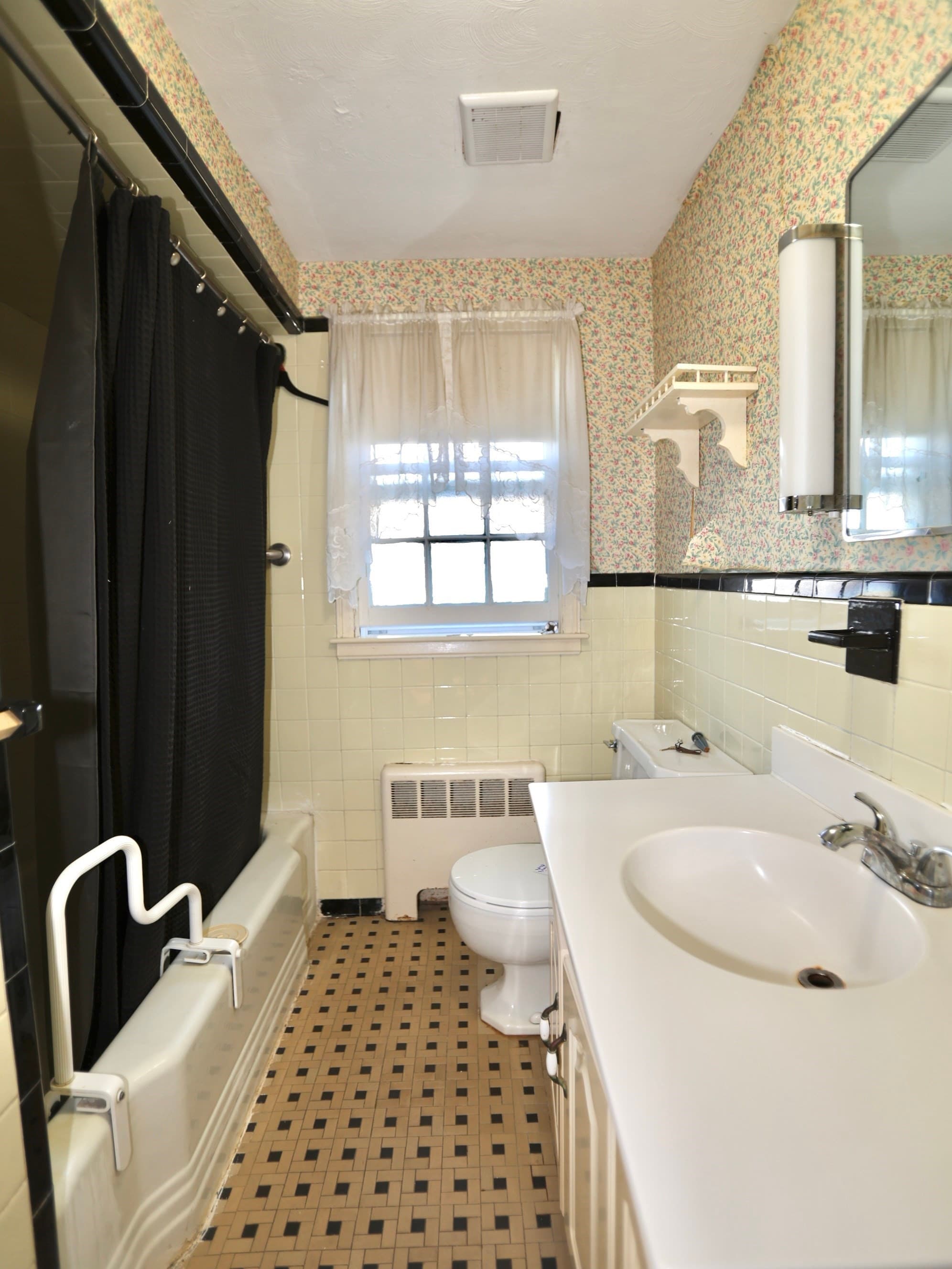 Single Family Residence at 6 Rochelle St, Worcester MA 01606, Worcester, photo 5 of 12