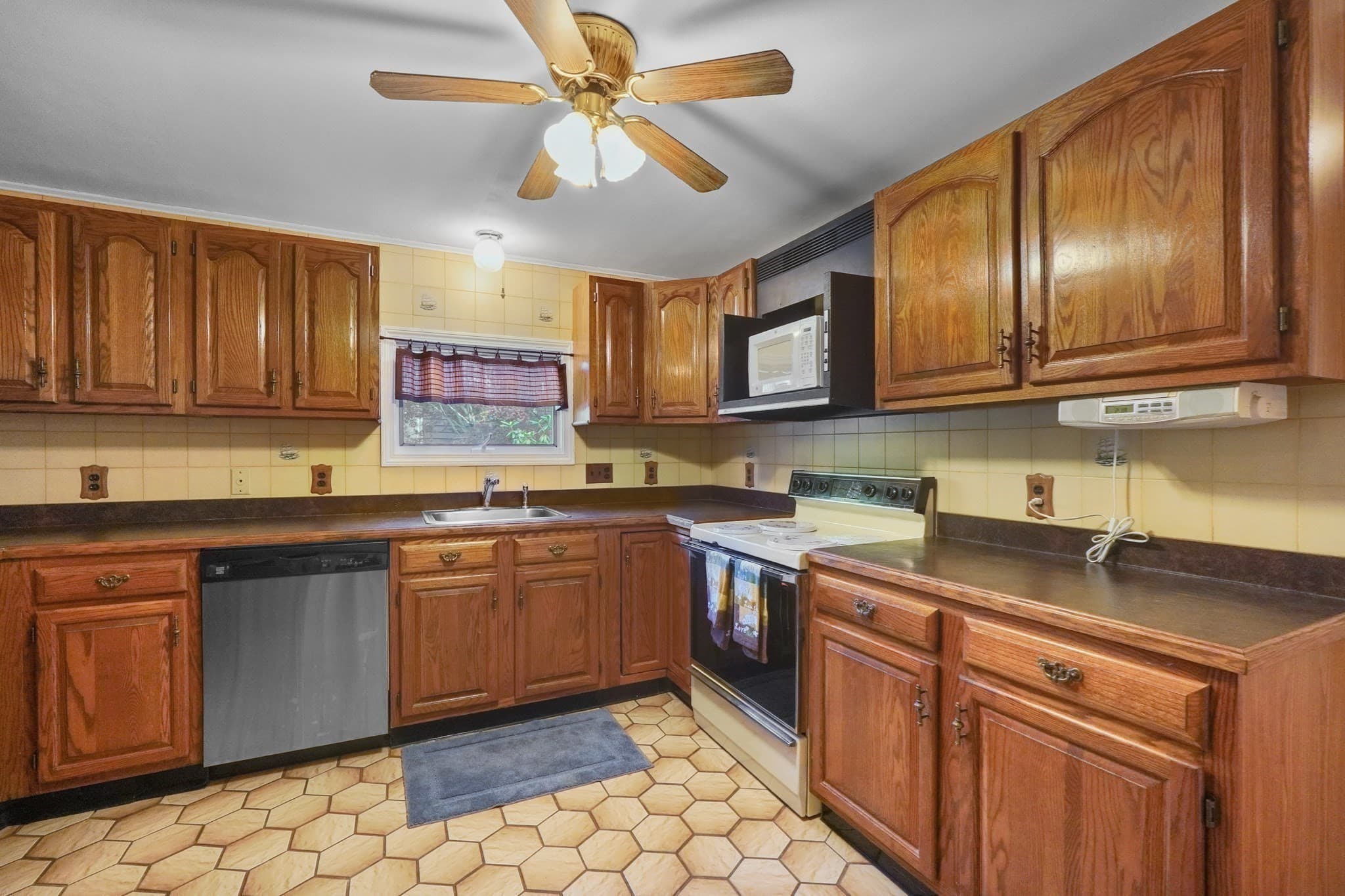 Single Family Residence at 45 Norman Avenue, Taunton MA 02780, Taunton, photo 5 of 39