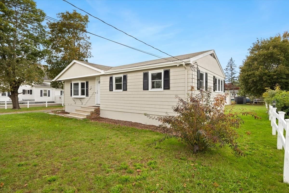 Single Family Residence at 18 Pearl St, Taunton MA 02780, Taunton, photo 5 of 39