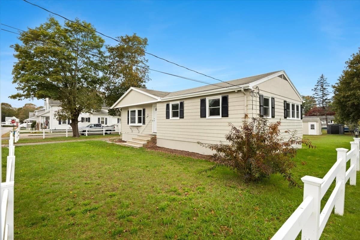 Single Family Residence at 18 Pearl St, Taunton MA 02780, Taunton, photo 4 of 39