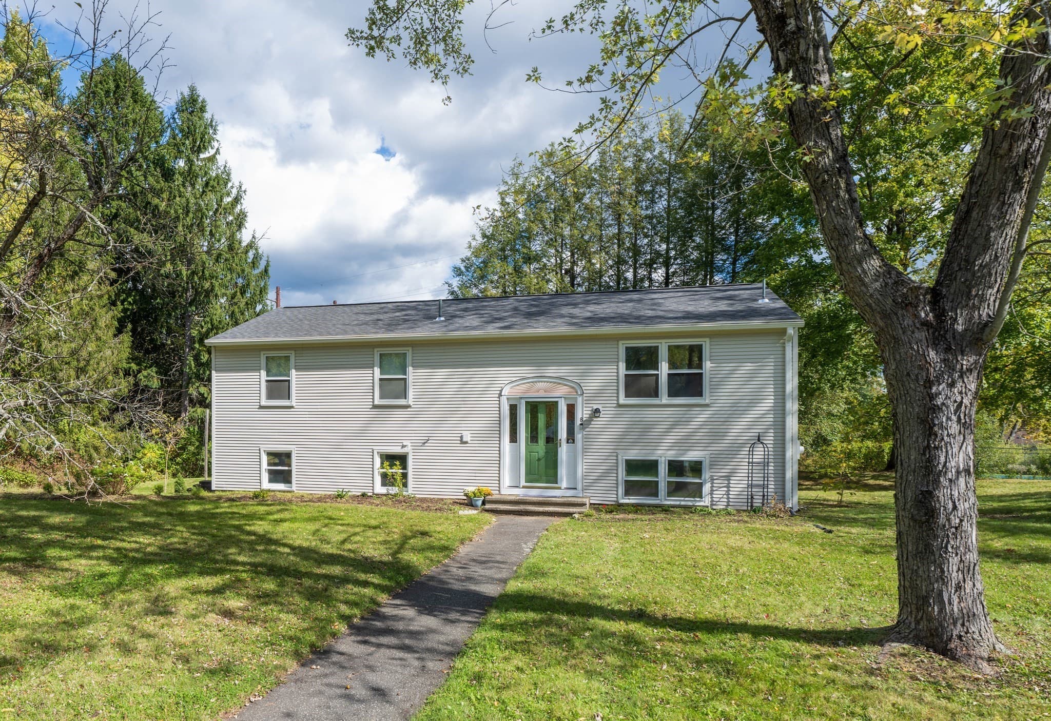 8 Coach Ln, Amherst MA 01002