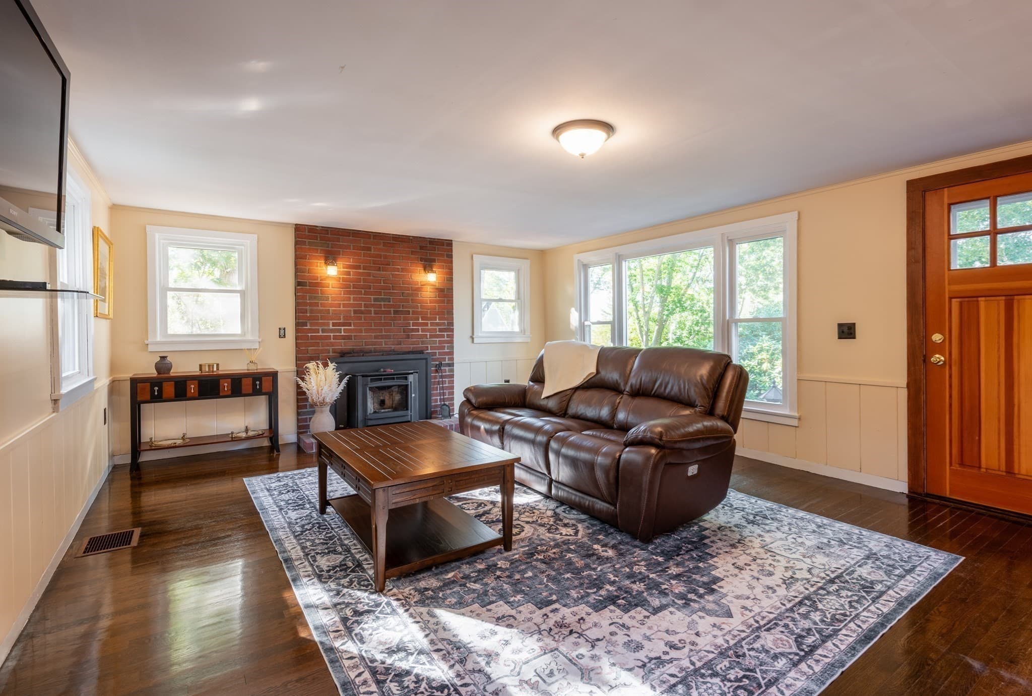 Single Family Residence at 11 Youngs Rd, Gloucester MA 01930, Gloucester, photo 5 of 32