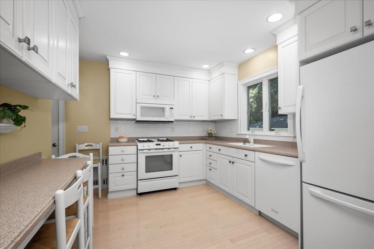Single Family Residence at 22 Vassar St, Worcester MA 01602, Worcester, photo 9 of 41