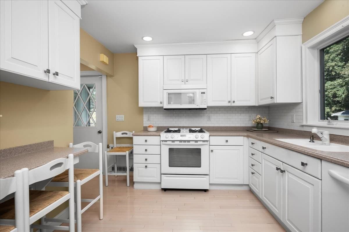Single Family Residence at 22 Vassar St, Worcester MA 01602, Worcester, photo 10 of 41
